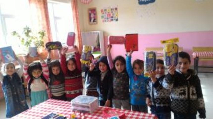 Ak Parti İl Kadın Kollarından Bitlis&rsquo;teki K&ouml;y Okulu &Ouml;ğrencilerine Yardım Eli