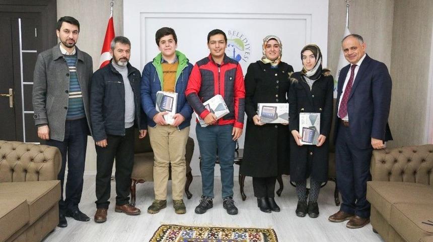 Yahyalı&rsquo;daki Başarılı &Ouml;ğrenciler Tabletle &Ouml;d&uuml;llendirildi