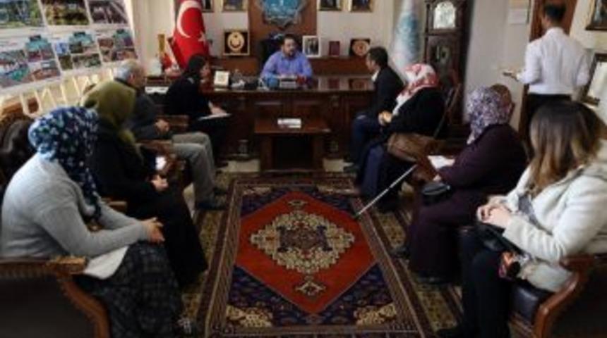 Başkan Yazgı, Halk G&uuml;n&uuml;nde Vatandaşları Dinledi