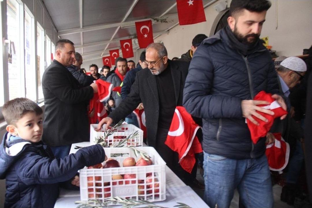 Zeytin Dalı Harekatı&rsquo;na Destek İ&ccedil;in T&uuml;rk Bayrağı Ve Kızılema Dağıttılar