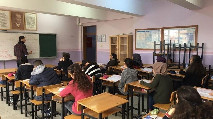 Kula&rsquo;da &Ouml;ğrenciler Yarıyıl Tatilinde Derslerini Pekiştiriyor