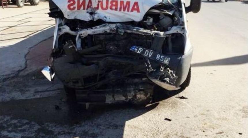 Alaşehir&rsquo;de Ambulans Kaza Yaptı: 5 Yaralı