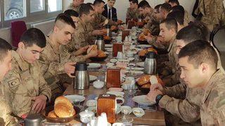Kaymakam Erat, Askerlerle Kahvaltıda Bir Araya Geldi