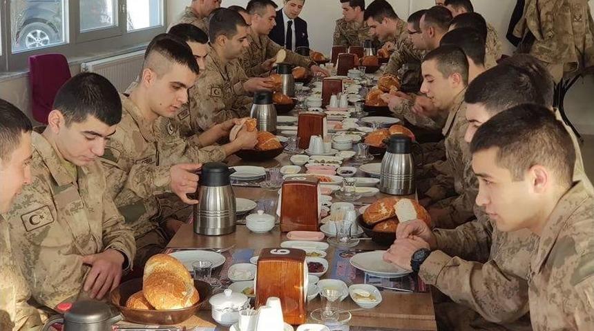 Kaymakam Erat, Askerlerle Kahvaltıda Bir Araya Geldi