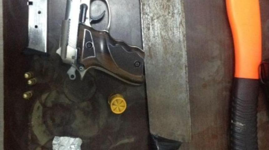 Kuşadası&rsquo;nda Ruhsatsız 3 Silah, Mermiler Ve Kesici Aletler Ele Ge&ccedil;irildi