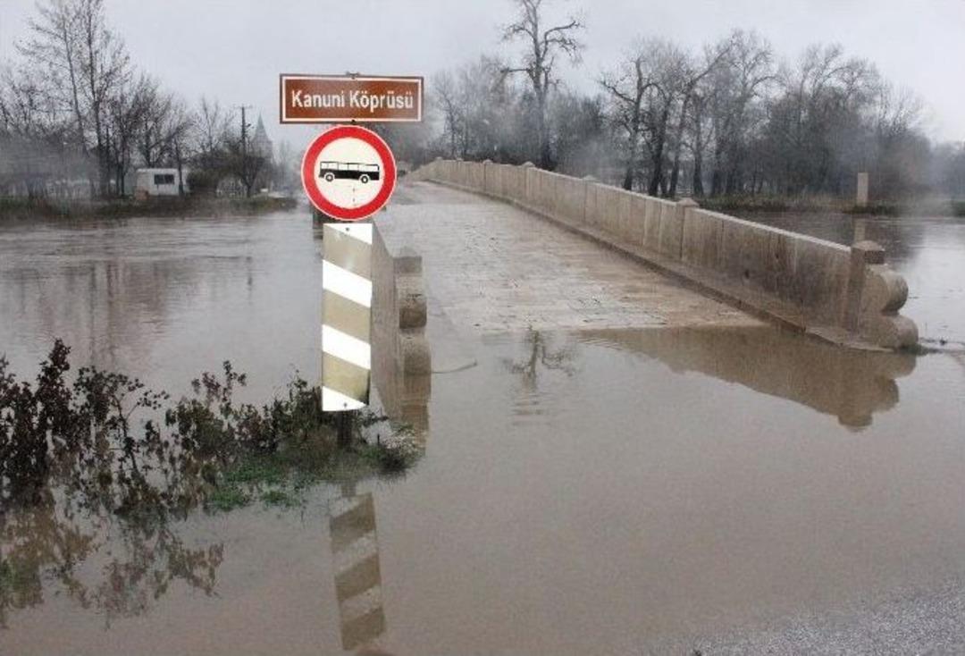 Komşu Sular Altında