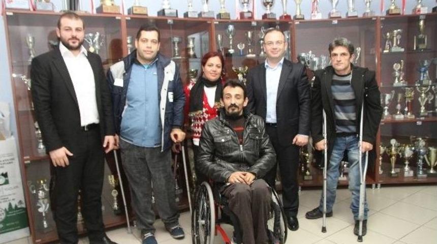 Kağıtspor&rsquo;dan Engelliler Kul&uuml;b&uuml;&rsquo;ne Ziyaret