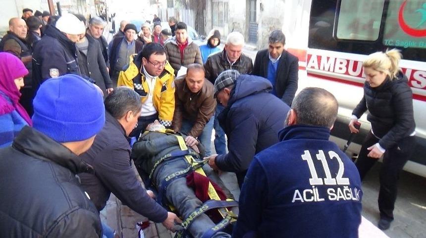 Edremit&rsquo;te Motosiklet Kamyonetle &Ccedil;arpıştı: 1 Ağır Yaralı