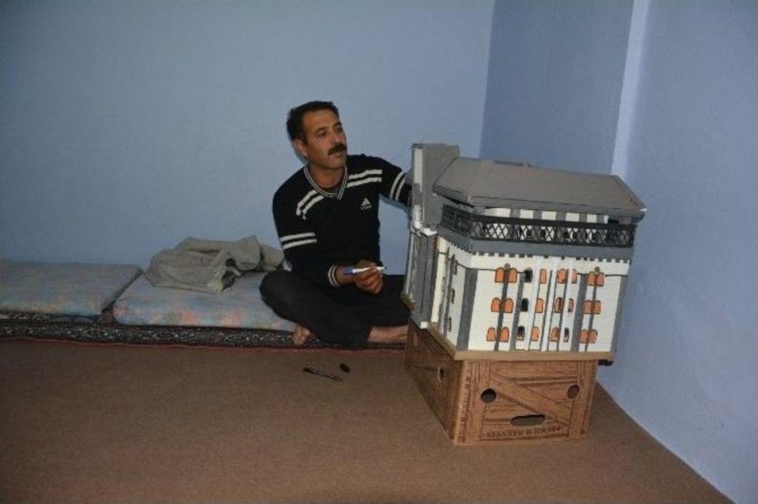 Suriyeli Ressam El Hamet, Kaymakam Citer&rsquo;e Maket Hediye Etti