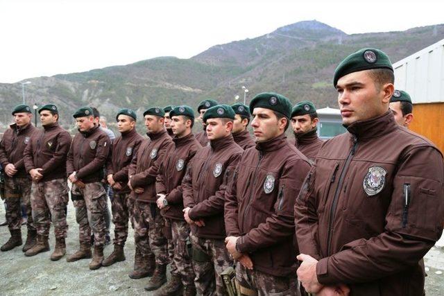 Artvin’de 65 Özel Harekat Polisi Dualarla Göreve Başladı