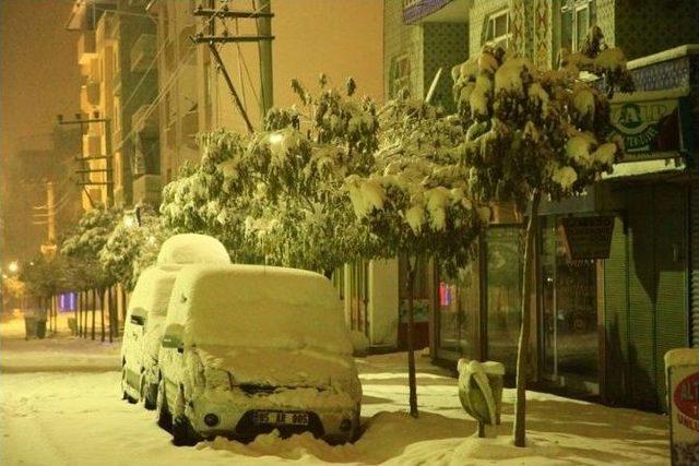 Özalp Belediyesi’nin Gece Kar Mesaisi