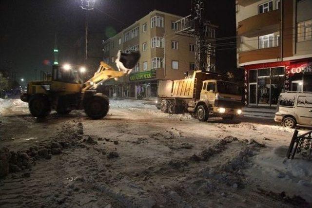 Özalp Belediyesi’nin Gece Kar Mesaisi