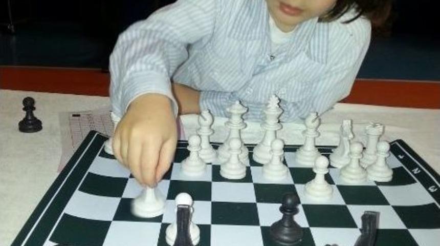 K&uuml;&ccedil;&uuml;k&ccedil;ekmeceli &Ouml;ğrenciler Satran&ccedil; Turnuvası&rsquo;nda Yarıştı