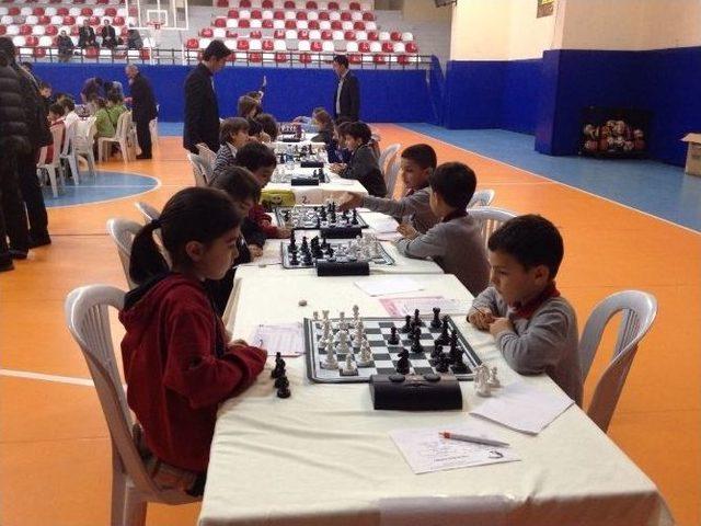 Küçükçekmeceli Öğrenciler Satranç Turnuvası’nda Yarıştı