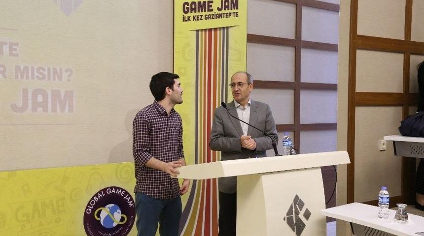 Hk&uuml; T&uuml;m D&uuml;nya İle Aynı Anda Oyun Geliştirecek