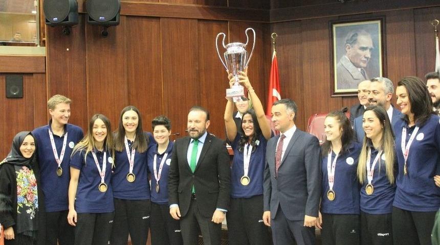 T&uuml;rkiye Şampiyonu Kızlar, Kupayı Meclise Taşıdı