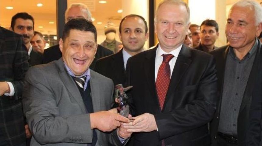 Zihinsel engellilerden resim ve seramik sergisi