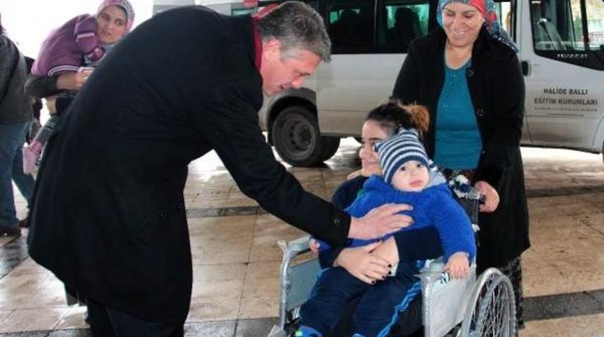 G&ouml;rme engelli dursun pertesoy, &ccedil;&ouml;plerden katı atık toplayıp 35 engellinin y&uuml;z&uuml;n&uuml; g&uuml;ld&uuml;rd&uuml;