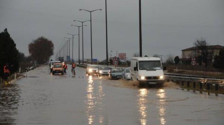 Bulgaristan'da şiddetli yağmur; kapıkule'de giriş &ccedil;ıkışlar durdu