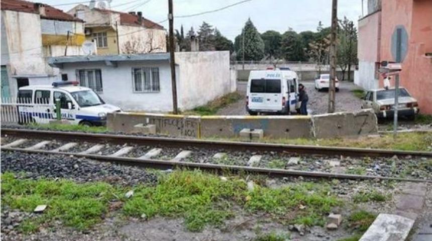 Servise koşan iş&ccedil;i tren altında &ouml;ld&uuml;