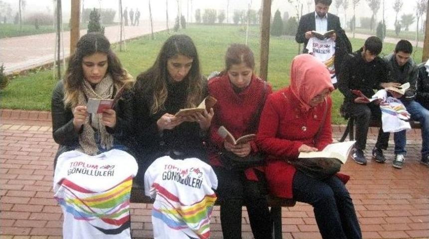 Toplum G&ouml;n&uuml;ll&uuml;lerinden Kitap Okuma Etkinliği