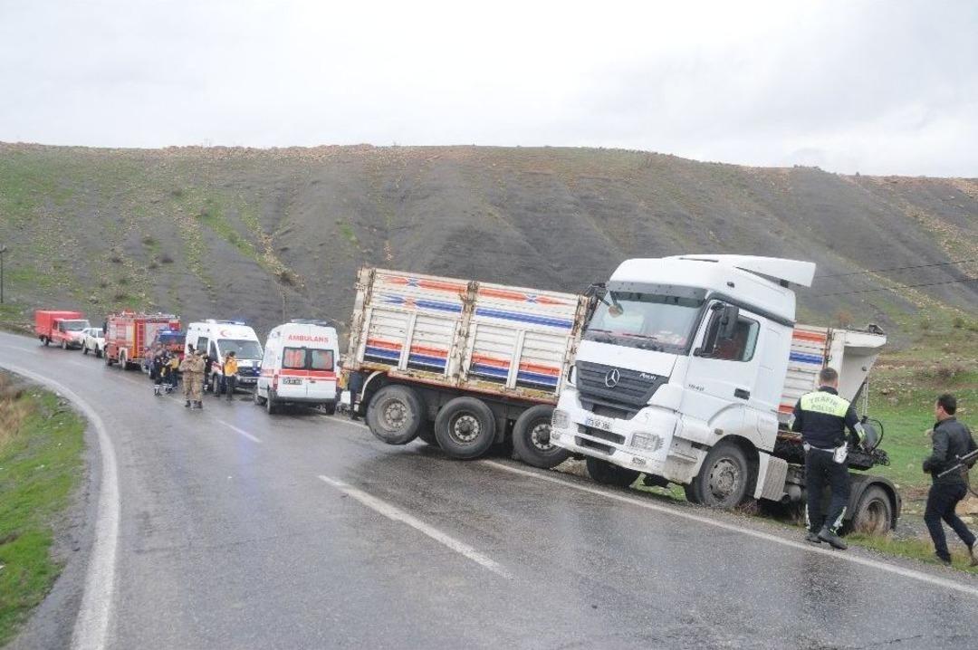 Cizre&rsquo;de Trafik Kazası: 2 &Ouml;l&uuml;, 4 Yaralı