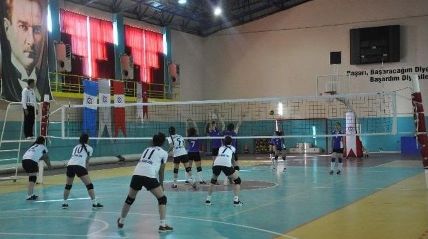 Pakize Narin&rsquo;in Kızları Voleybol Ma&ccedil;ını Rahat Kazandı