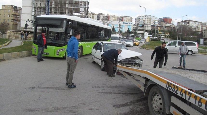 Halk Otob&uuml;s&uuml;yle Otomobil &Ccedil;arpıştı: 2 Yaralı