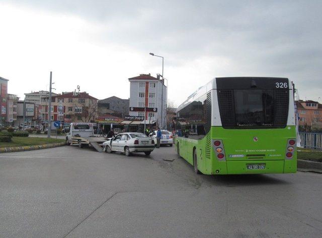 Halk Otobüsüyle Otomobil Çarpıştı: 2 Yaralı