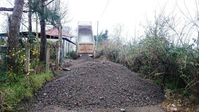 İzmit Belediyesi’nin Köylerdeki Yol Yapım Çalışmaları Devam Ediyor