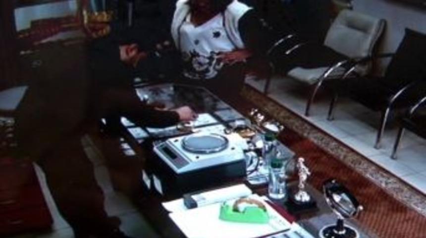 Antalya&rsquo;da Kuyumcuya Sahte Bilezik Satan Gen&ccedil; Kız Yakalandı