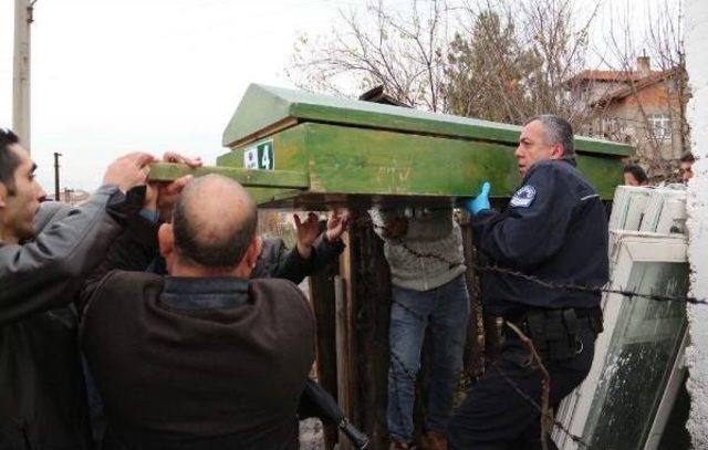 Huzurevine g&ouml;t&uuml;rmek i&ccedil;in geldiği komşusunu asılı buldu 2