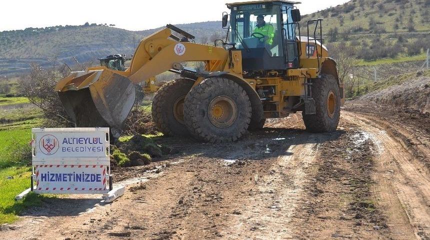 Parke Ve Asfalt Yol &Ccedil;alışmaları Hızla Devam Ediyor