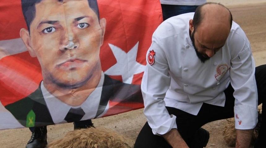 Uşak&rsquo;ın G&ouml;n&uuml;ll&uuml; Aş&ccedil;ıları Zeytin Dalı Harekatı İ&ccedil;in Sınırda Kurban Kesti