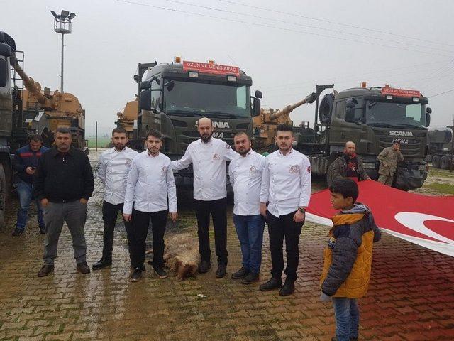 Uşak’ın Gönüllü Aşçıları Zeytin Dalı Harekatı İçin Sınırda Kurban Kesti