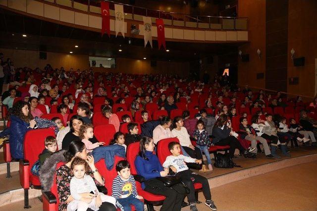 Efeler’de Tiyatro Şenliği 3 Bin Çocuğun Katılımıyla Gerçekleşti