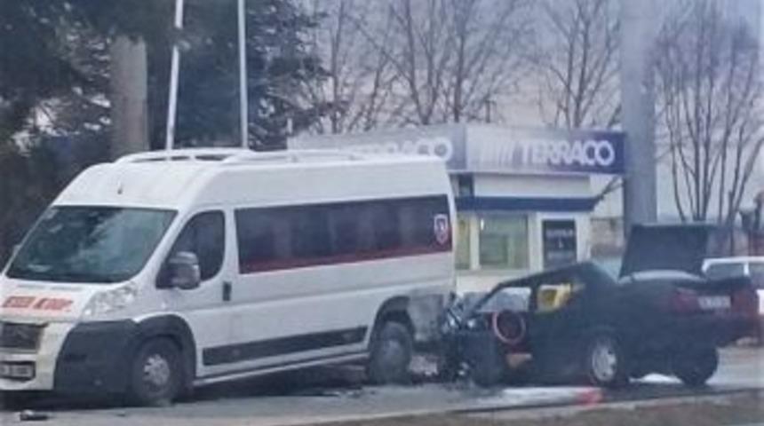 Alkoll&uuml; S&uuml;r&uuml;c&uuml; &Ouml;nce Kamyona Sonra Servis Minib&uuml;s&uuml;ne &Ccedil;arptı