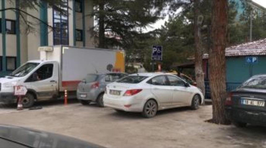 Devlet Hastanesi Bah&ccedil;esindeki Engeli Yerine Park Eden Ara&ccedil; Tepki Topladı