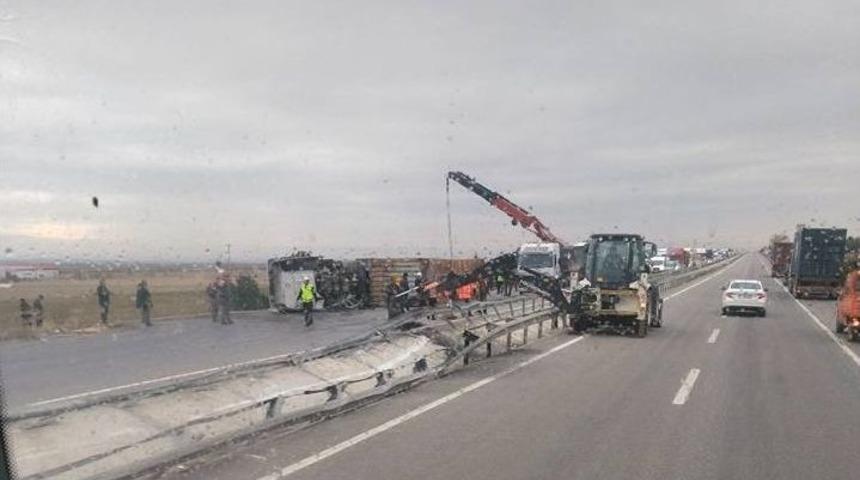 Devrilen Tır Trafiği Saatlerce Aksattı