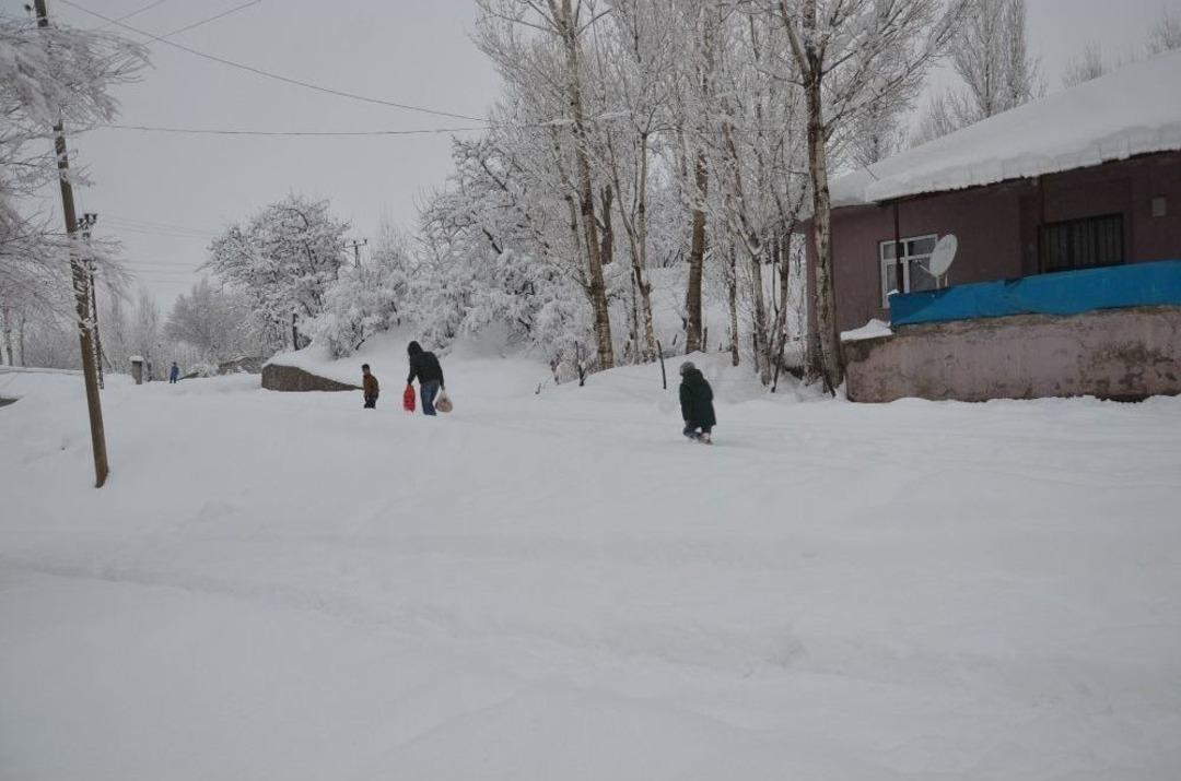 Servis Aracı Tipi Ve Kar Nedeniyle Yolda Mahsur Kaldı