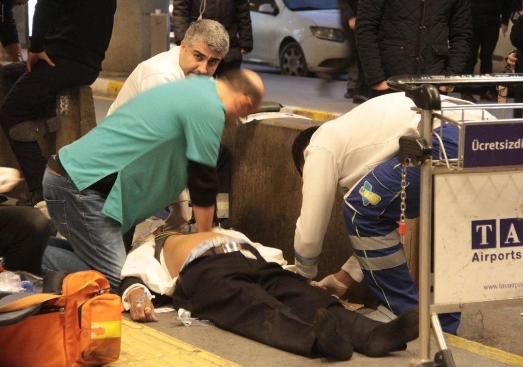 Atat&uuml;rk Havalimanı&rsquo;nda Kalbi Duran Yolcu İ&ccedil;in Zamana Karşı Yarış