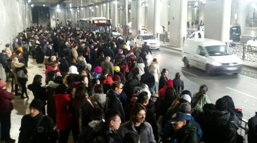Taksim Alt Ge&ccedil;itteki Otob&uuml;s Durağında İnsan Seli