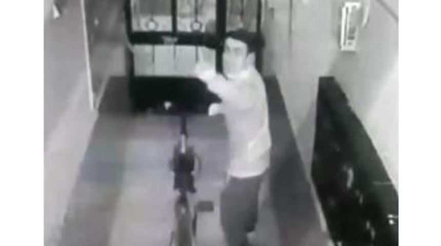 Bisikleti &Ccedil;alarken G&uuml;venlik Kamerasına El Sallayan Şahıs Yakalandı