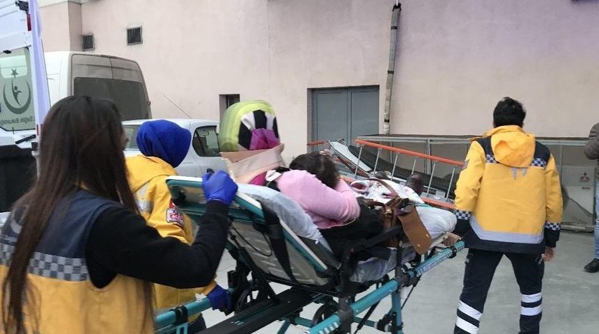 İki Otomobil &Ccedil;arpıştı: 3 Yaralı