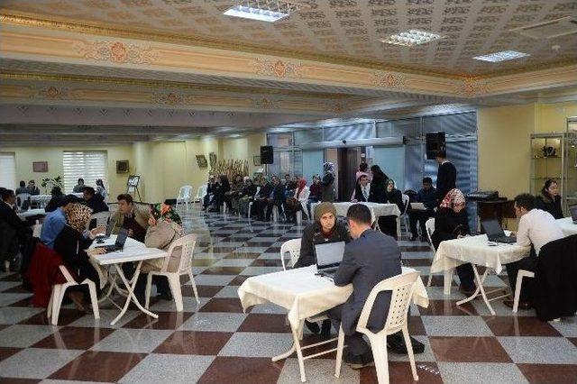 İş Veren İle İş Arayanlar Y&uuml;z Y&uuml;ze G&ouml;r&uuml;ş&uuml;yor 1