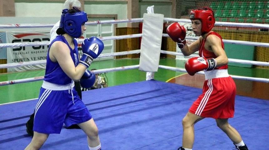 Kadınlar T&uuml;rkiye Boks Şampiyonası&rsquo;nda Yarı Final Ma&ccedil;ları Yapıldı