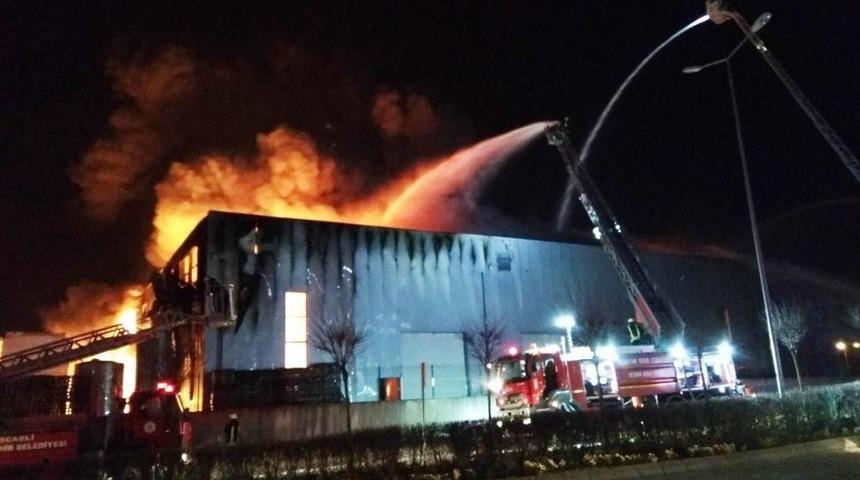 Kocaeli&rsquo;nde Parf&uuml;m Fabrikasında B&uuml;y&uuml;k Yangın