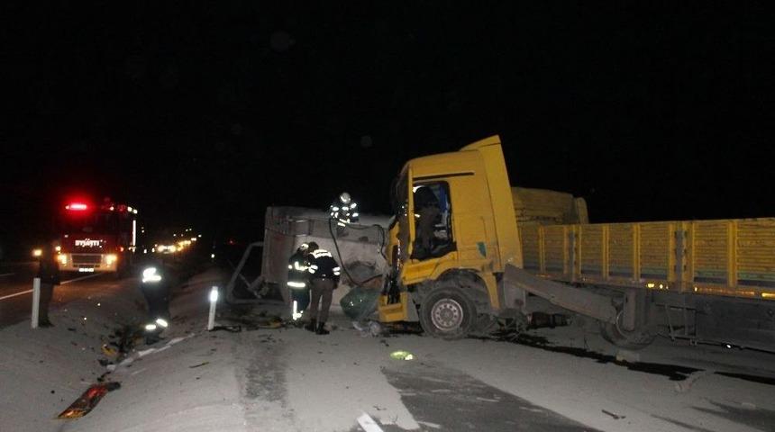 Trakt&ouml;rden Ka&ccedil;tı Tırla &Ccedil;arpıştı: 3 Yaralı