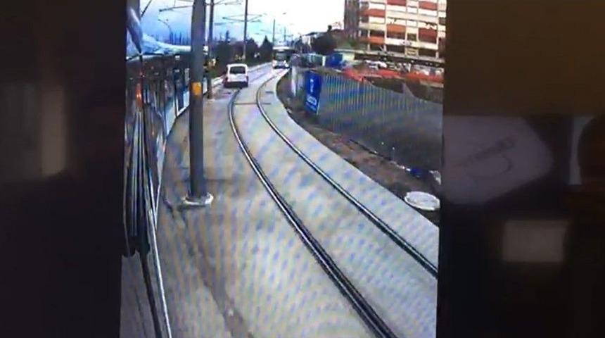 Tramvay Yoluna Giren Ara&ccedil; İki Tramvayın Arasında Kalmaktan Kıl Payı Kurtuldu