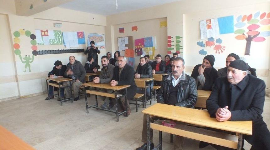 &Ccedil;ocukların Ders G&ouml;rd&uuml;ğ&uuml; Sıralarda K&ouml;y&uuml;n Sıkıntılarını Dile Getirdiler